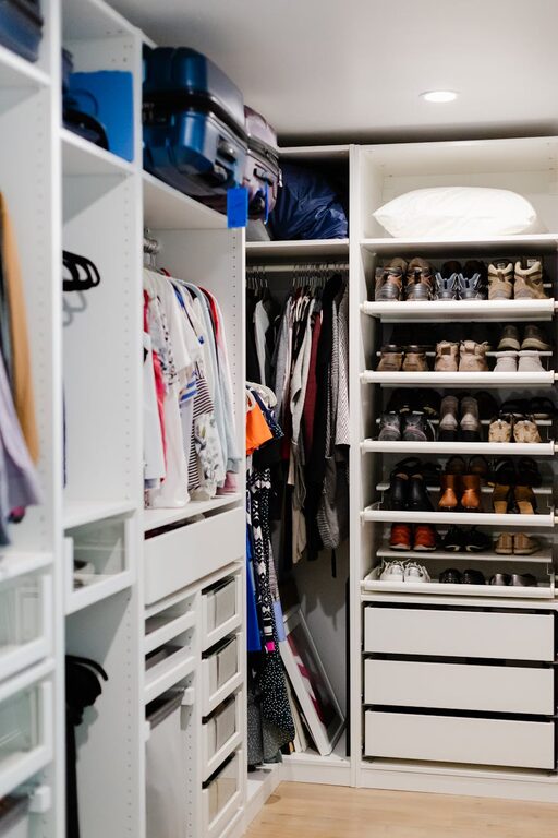 How to Store Seasonal Clothes Efficiently: Practical Tips for Every Closet
